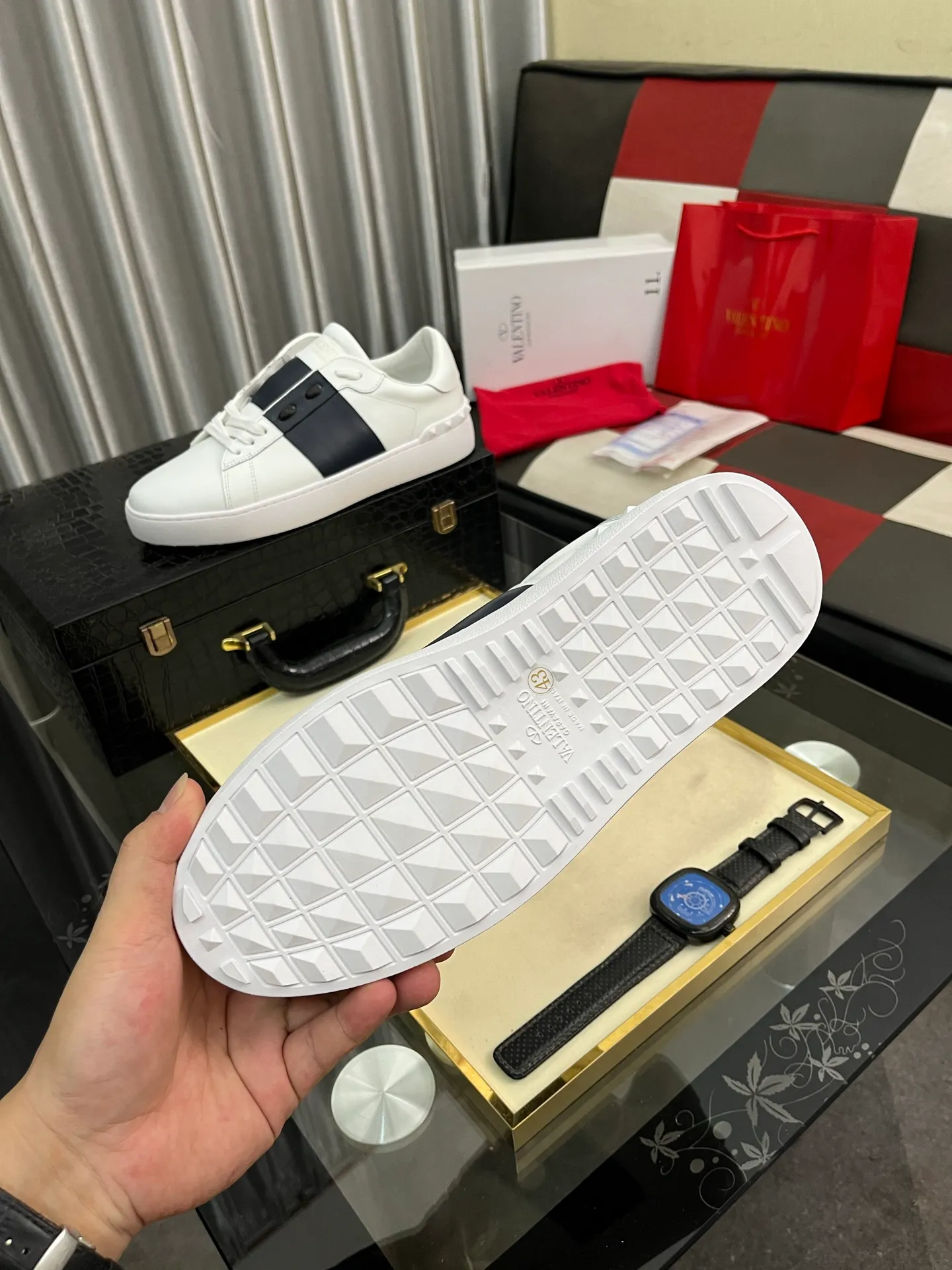 Men's shoes💰420⌚️⌚️Valentino white shoes⚡️Original replicas are coming👉Many pictures of the feet of Internet celebrities🔥Authentic Hong Kong purchased for HKD 5,500⚠️All parts are genuine molds, refuse to look at pictures to make goods👊The upper is made of top-grained cowhide➕3D printed. Water-dyed cow lining inside + cowhide feet, code number: 38-44